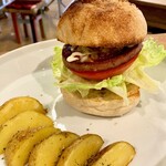 うれしいもの屋 - 料理写真:「うれしいもの屋バーガー＆ポテトのセット」1350円　薪釜天然酵母イマココパンのバンズに、山のハム工房ゴーバルの無添加ハンバーグを鉄鍋で焼き挟みました。自家製ソースもよく合います。グリルポテトがまた美味しい！