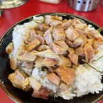 豚骨醤油ラーメン 王道家 - 肉増し香ばしい