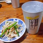 よし半 - ベーコン納豆炒め（取り分けました）＆ レモンサワー