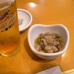 本家鮪屋すし茶家 - 生中 630円　お通しのたこわさ