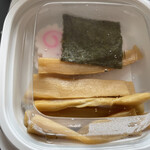 白龍 - ナルト、海苔、メンマ。麺がないだけでラーメンみたい。