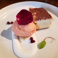 MAKIBI - 定番のティラミスと、ブラッドオレンジのソルベ。＋300円。