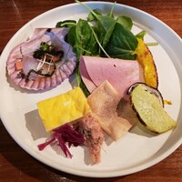 MAKIBI - 前菜の盛合せ。薪焼きのお野菜、カルパッチョも美味しい！
