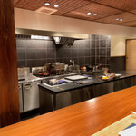 奈良屋町 青 - ピカピカに磨き上げられた店内