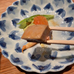 奈良屋町 青 - フワフワで上品な旨みのあん肝。後ろにチロっと写っているのが昇天した赤貝✧︎