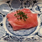 奈良屋町 青 - キメの細かい鮪です。ニンニク醤油とカラシでいただきます