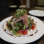 koji - パルマ産生ハムとたっぷりサラダ