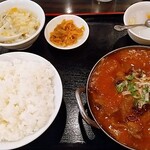 Yoshiyoshi - ★★★牛肉の唐辛子煮込み 850円 普通に美味しいし何より量が半端ね〜