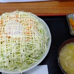 御食事処 小雪 - 豚スタミナ丼 940円 インパクト強すぎ！