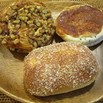 Oriental Bakery - 淡路島たまねぎカレーパン、くるみん、ちーずもっちー
