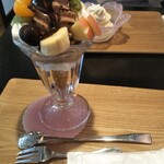 喫茶 あじさい - チョコレートパフェ、奥はバニラアイス。