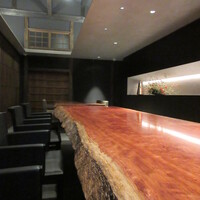 草庵 鍋島 - 無垢一枚板のカウンター