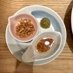 銀座 篝 - 味変アイテムのフライドオニオンと玉ねぎオイルと柚子胡椒