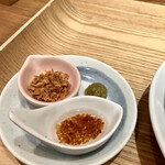 銀座 篝 - 味変アイテムのフライドオニオンと玉ねぎオイルと柚子胡椒
