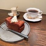 バンチオブピオニース - お好きなお飲み物とケーキ 1000円
            ⁡チョコレートケーキ、コーヒー