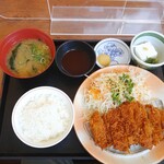 Machikadoya - とんかつ定食　740円