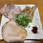 中華蕎麦 とみ田 - 2種のチャーシュー、メンマ、ネギ、辛味