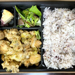 ナチュラルスタンス - 鶏肉のチーズダッカルビ風弁当(デザート付き)900円