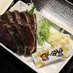 明神丸 - 鰹たたき単品の塩7切れ、980円。