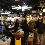 明神丸 ひろめ市場店 - ひろめ市場の内部