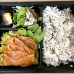 ナチュラルスタンス - アボカドとスモークサーモン弁当(デザート付き)1050円