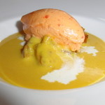 シェ・スガヤ - スープ（カボチャのスープにパプリカを添えたもの）　冷えていて美味しい(人´∀｀)