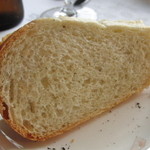 シェ・スガヤ - 違うパンが登場、こんどはハーブを使ったパンです(人´∀｀)