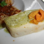 シェ・スガヤ - 海のご馳走（クネルのようなものに、ウにをトッピング）