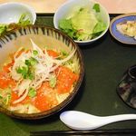 ごちそう屋おじら - ｱﾙﾌﾟｽｻｰﾓﾝのぶっかけ丼。お新香はぬかづけ。