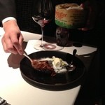 フロリレージュ - 【2012.10.14ランチ】近藤さんがモンドールをもりつけていきます