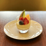 ラウンジ シーウインド - プリン.ア.ラ.モード@しっかりめの蒸しプリンに様々なフルーツ