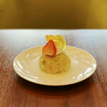 ラウンジ シーウインド - プチメロン@メロンパンのようなケーキ。メロンビスキュイの中は生クリーム、ボトムのクッキーのザクザクが◎