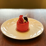 ラウンジ シーウインド - ピスタチオスリーズ@チェリームースの中にピスタチオムース。ボトムはサブレ。チェリーグラサージュで仕上げ