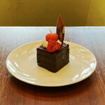 ラウンジ シーウインド - ガトースリーズ@チョコクリームとバタークリームをショコラビスキュイでサンドし、周りをチョココーティング。チョコパイのようなイメージ