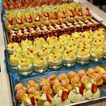 ラウンジ シーウインド - カウンターのデザート類。許可をいただいて撮影しました