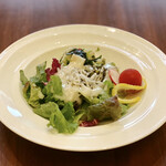 ラウンジ シーウインド - 釜揚げしらすとアカモクのサラダ＠山芋のカットも入っていて和風