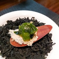 シェ オリビエ - ⚫アミューズブッシュ「パルメザンチーズのチップ  ワカメ  アンチョビソース」