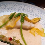 Chez Olivier - ⚫魚料理「アイナメ、アンチョビと香辛料を加えたお野菜のブイヨン、ミニズッキーニのグリルとコンフィ、ワイルドアスパラガス」