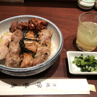 伊勢廣 京橋本店 - やきとり丼（5本丼）スープ、お新香付き