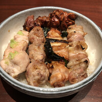 伊勢廣 京橋本店 - やきとり丼（5本丼）
                    ささみ、団子、ねぎま、皮身、レバー