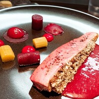 シェ オリビエ - ⚫肉料理「ヴォンデ産鴨胸肉のスパイスロティ、チェリーソース、ルバーブ、ビーツ」