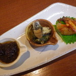 お通し（もずく酢・つぶの松前漬け・海老のピリ辛和え）