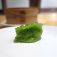 スーツァン・レストラン陳 渋谷店 - ほうれん草を練り込んだ餃子。
                    
                    ぷにぷに