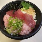 目利きの銀次 - まぐろの赤身とたたきんの2種丼