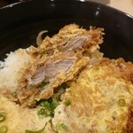 Gasuto - ひれかつ丼のカツをアップｗ　ひれかつはやわらかく上質な噛みごたえで歯切れも良いなど中々良い丼でした
