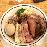 手打式超多加水麺 ののくら - 『特製 油そば＋チャーシュー増し』引きの画