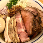 手打式超多加水麺 ののくら - 『特製 油そば＋チャーシュー増し』アップで