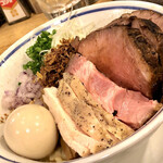 手打式超多加水麺 ののくら - 『特製 油そば＋チャーシュー増し』斜めから