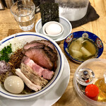 手打式超多加水麺 ののくら - 『特製 油そば＋チャーシュー増し』全体図