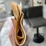 CREPE STAND SAK - 綺麗な焼き色です。
            サクサクなの！
            全粒粉を使用とのことで、香ばしいです！
            薄く焼いてあるので、サクサクですが、折り畳んであるのでモチモチでもある。
            砂糖とバターの良い風味です。
            お店の前の椅子で。